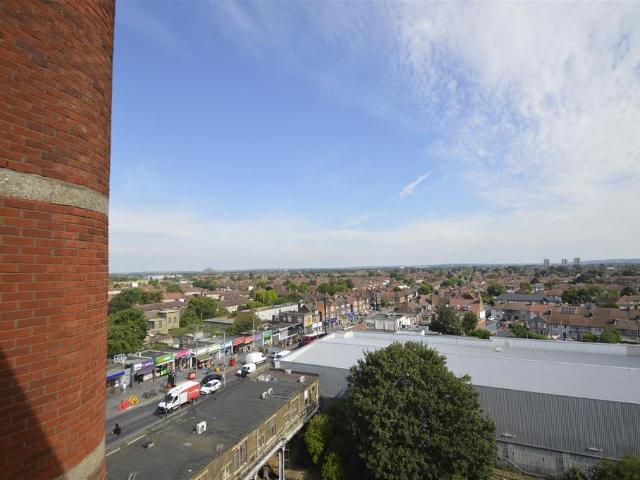 Flat for sale in Dagenham, Dagenham