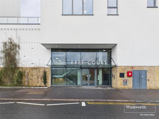 Flat for sale in Kingsbury, Greater London