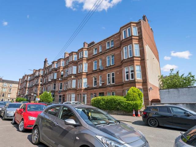Flat for sale in Shawmoss, Shawlands