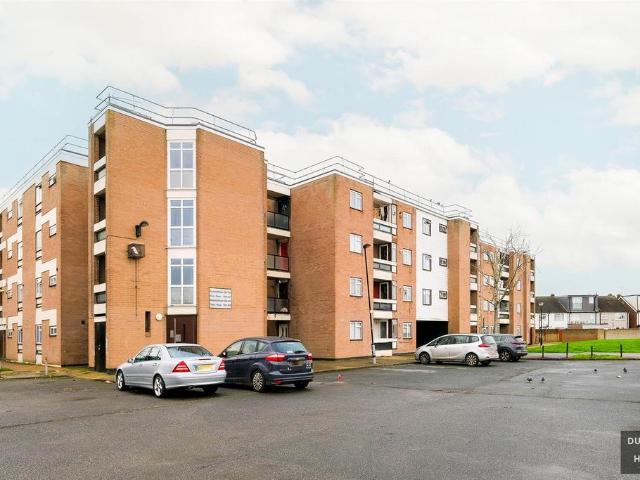 Flat for sale in Rainham, South Hornchurch