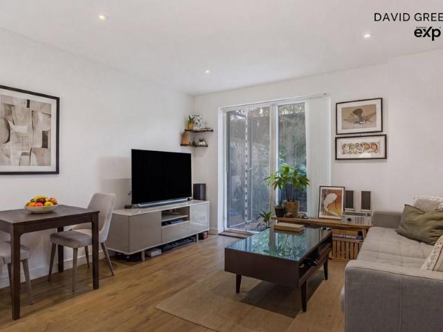 Flat for sale in Bromley-by-Bow, Poplar Grove