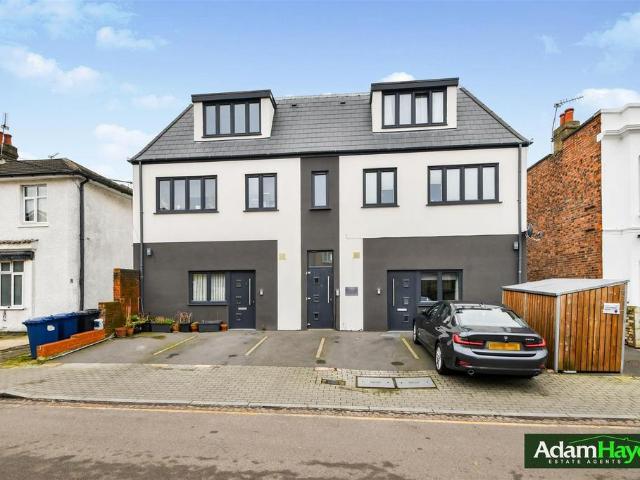 Flat for sale in London Borough of Barnet, Greater London
