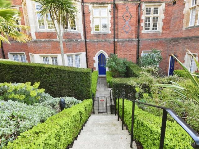 Flat for sale in The Galleries, Navestock Side