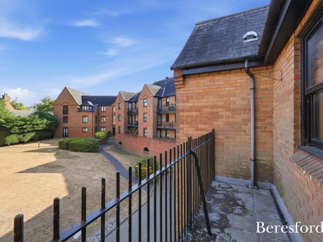 Flat for sale in Duton Hill, Essex