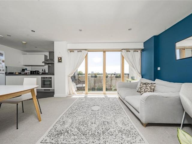 Flat for sale in London Borough of Merton, Collier's Wood