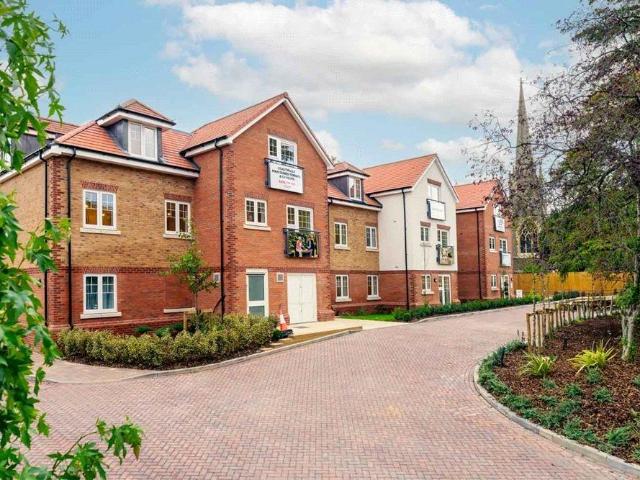Flat for sale in Emmbrook, Wokingham