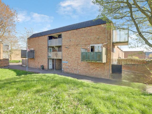 Flat for sale in Laindon, Essex