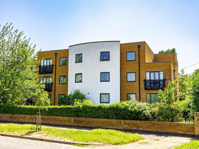 Flat for sale in Alton Barnes, Essex