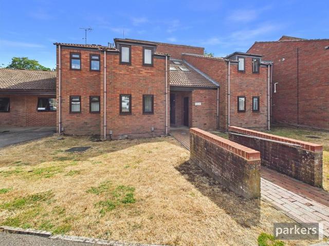 Flat for sale in Caversham Park, Reading