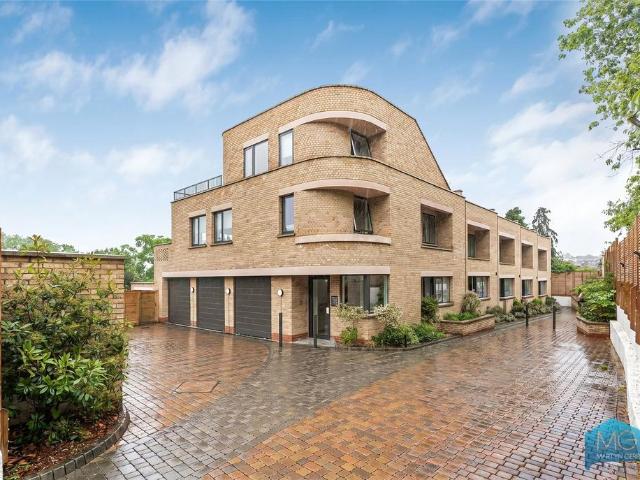 Flat for sale in Southgate, Oakwood