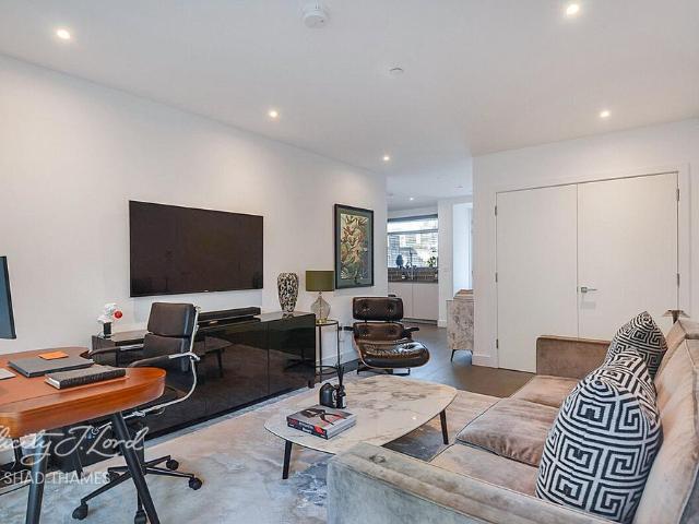 Flat for sale in Old Kent Road, Greater London