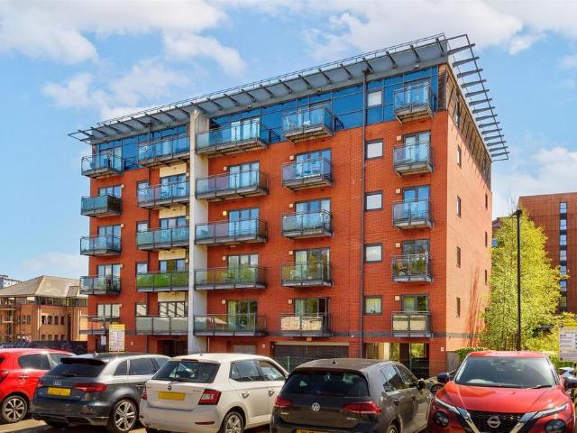 Flat for sale in Broomfield, South Yorkshire