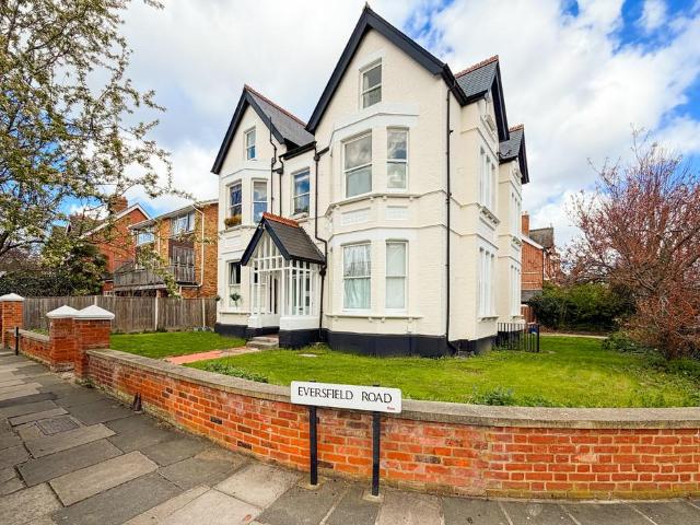 Flat for sale in Kew, Greater London