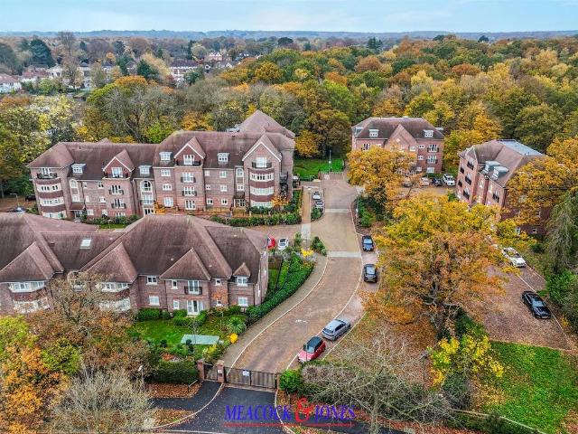 Flat for sale in Navestock Side, Essex