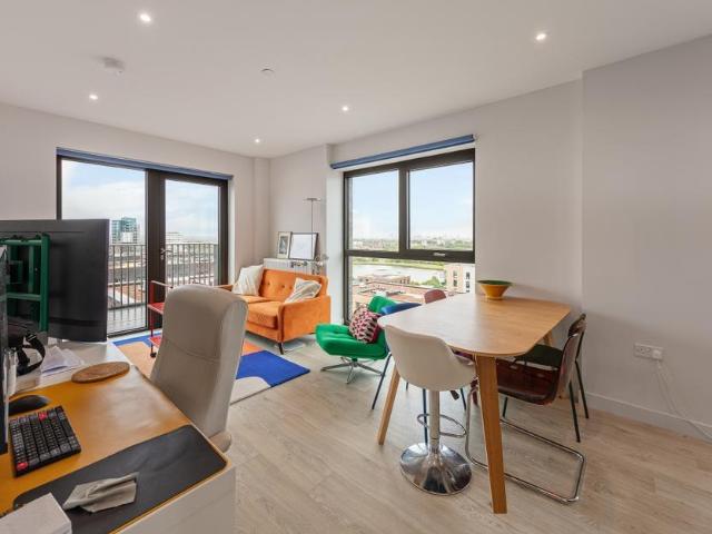Flat for sale in Woodberry Down, Stamford Hill