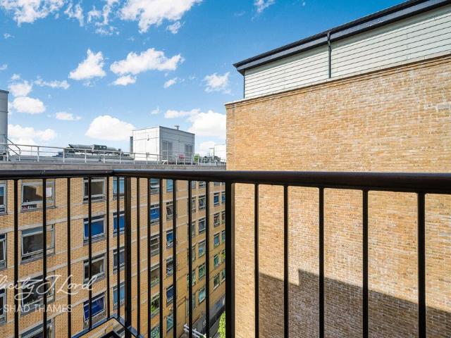 Flat for sale in Bermondsey, Greater London