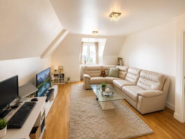 Flat for sale in London Borough of Ealing, Greater London