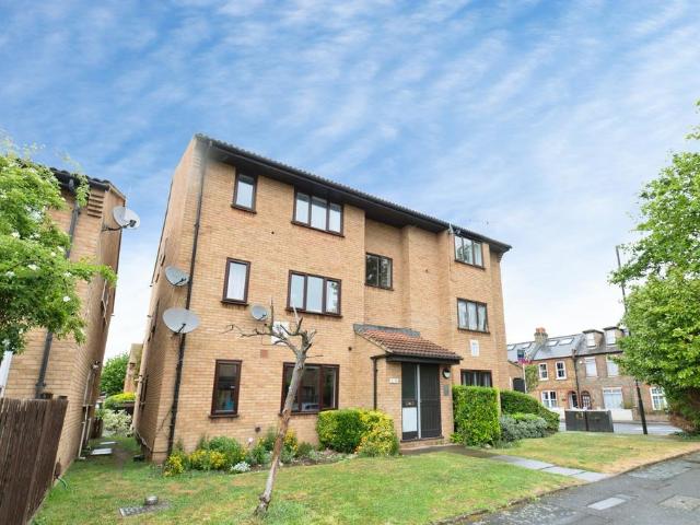 Flat for sale in London Borough of Merton, Collier's Wood
