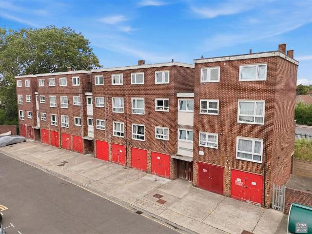 Flat for sale in Thames View, Greater London