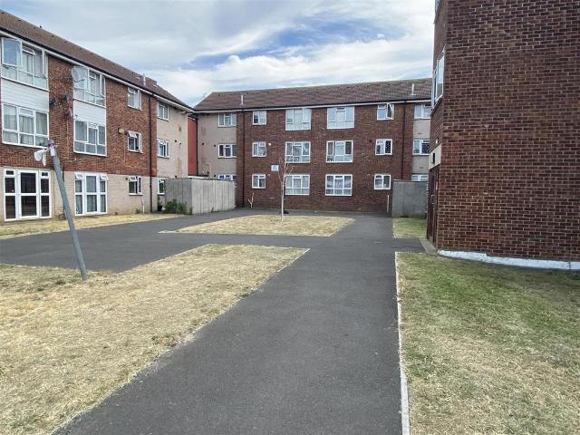 Flat for sale in Dagenham, Greater London