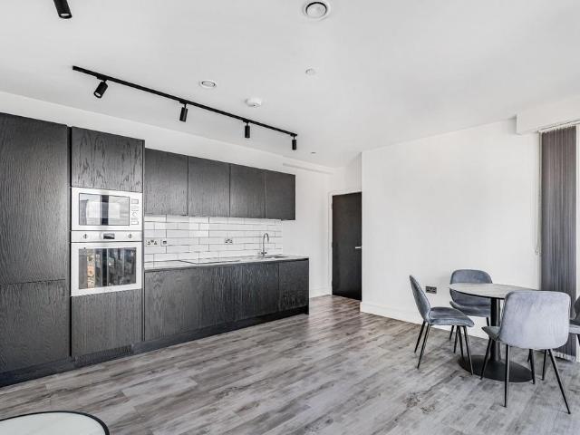 Flat for sale in London Borough of Ealing, Park Royal
