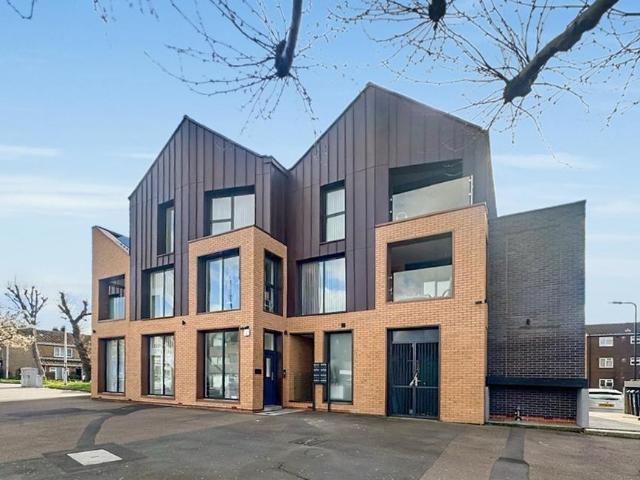 Flat for sale in Cann Hall, Greater London