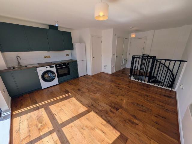 Flat for sale in London Borough of Merton, Collier's Wood