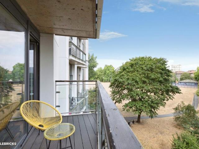 Flat for sale in Suttons Wharf, Mile End