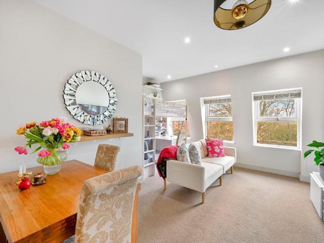 Flat for sale in London Borough of Merton, Raynes Park