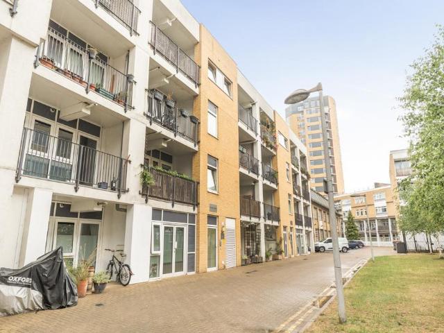 Flat for sale in South Hackney, Greater London