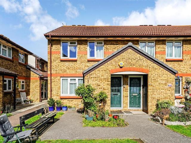Flat for sale in Chingford, Greater London