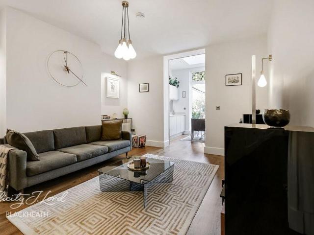 Flat for sale in Shooters Hill, Greater London