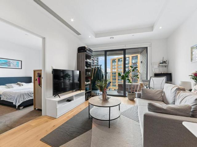 Flat for sale in London City Island, Greater London