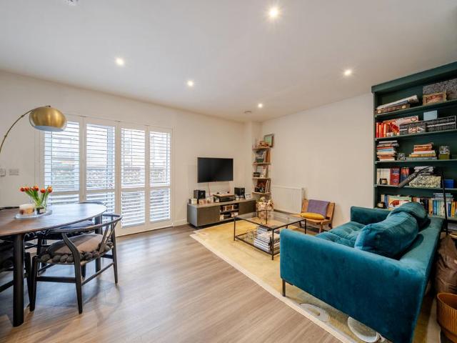 Flat for sale in Camberwell, Greater London