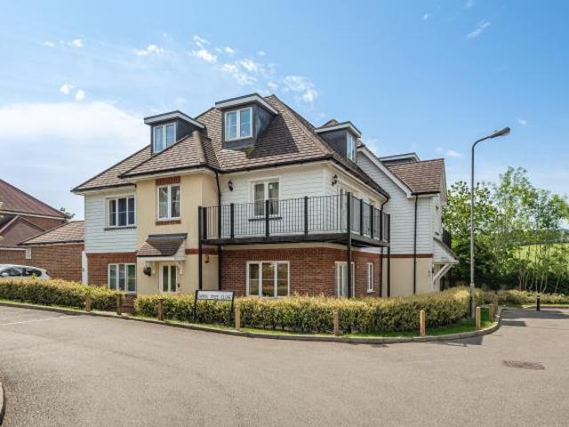Flat for sale in Loudwater, Buckinghamshire