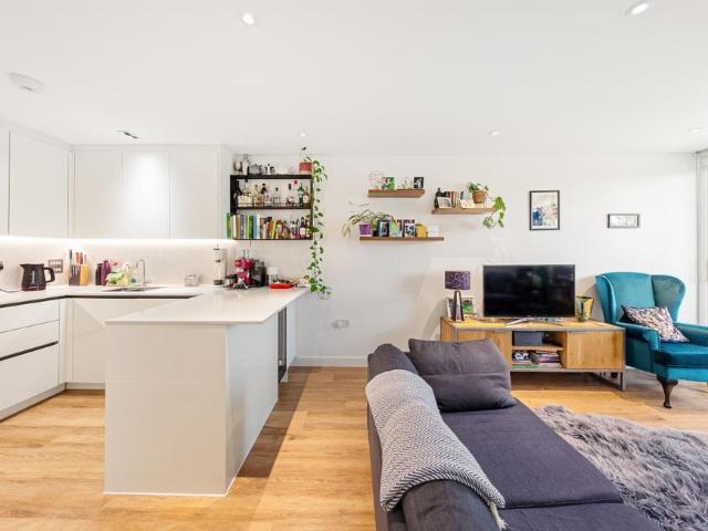 Flat for sale in Woodberry Down, Stamford Hill