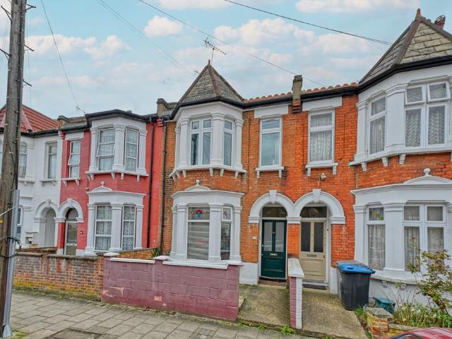 Flat for sale in Cricklewood, Greater London