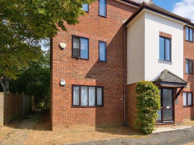 Flat for sale in Noak Hill, Essex