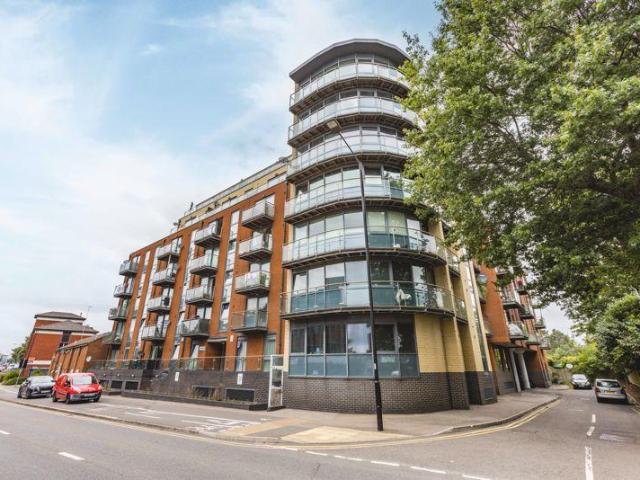 Flat for sale in Slough
