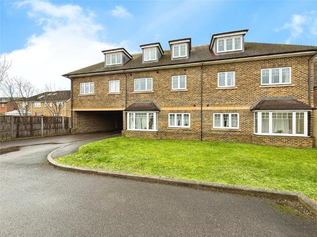 Flat for sale in Heol-las, Surrey