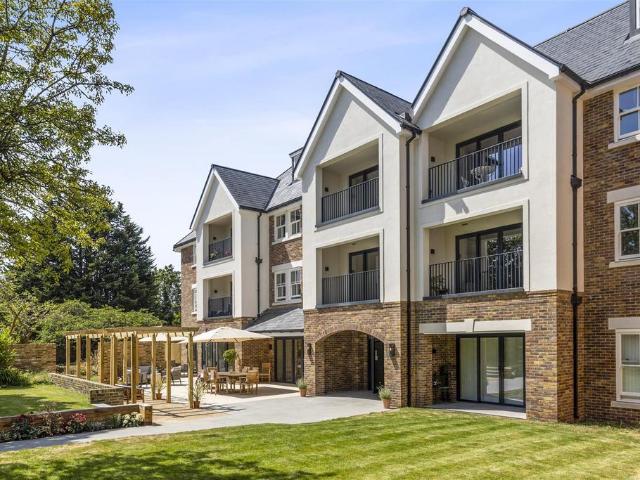 Flat for sale in Hampton Wick, Greater London