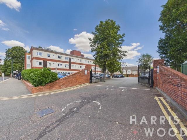 Flat for sale in Chipping Hill, Essex