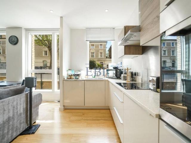 Flat for sale in Queen's Park, Greater London