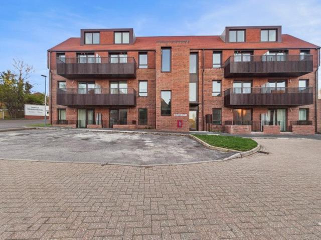 Flat for sale in Dee Park, Reading