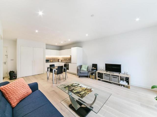 Flat for sale in Silvertown, Greater London
