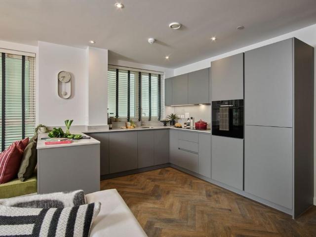 Flat for sale in Queen's Park, Greater London
