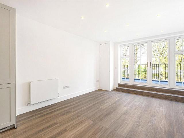 Flat for sale in Cockfosters, Greater London