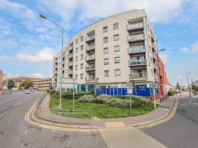 Flat for sale in North Watford, Hertfordshire
