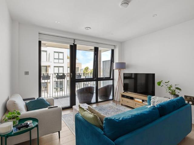 Flat for sale in Stockwell, Greater London