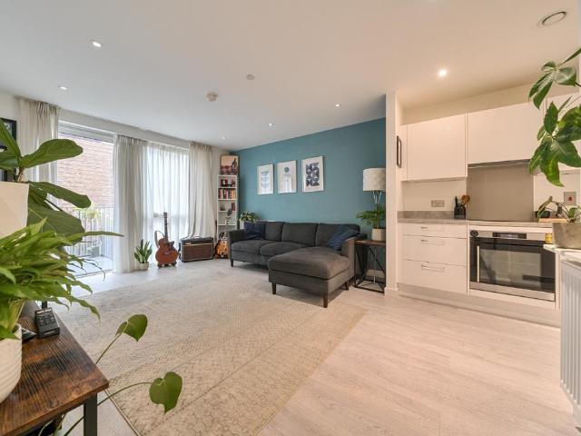 Flat for sale in Barnehurst, Greater London